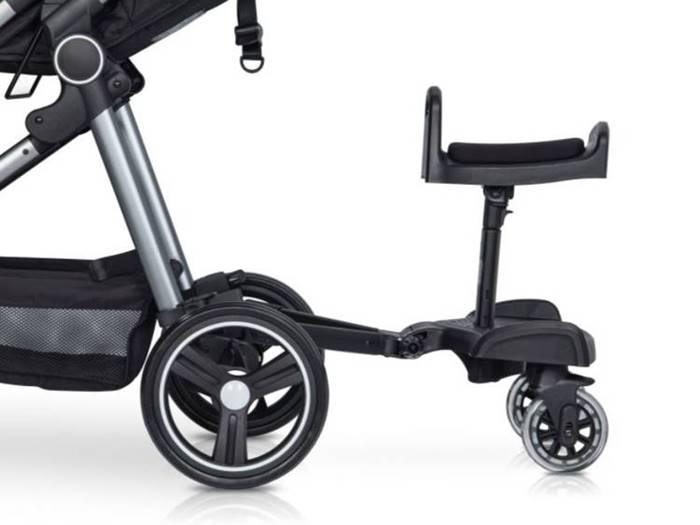 Dostawka do wózka z siedziskiem zaczepiona z tyłu wózka.